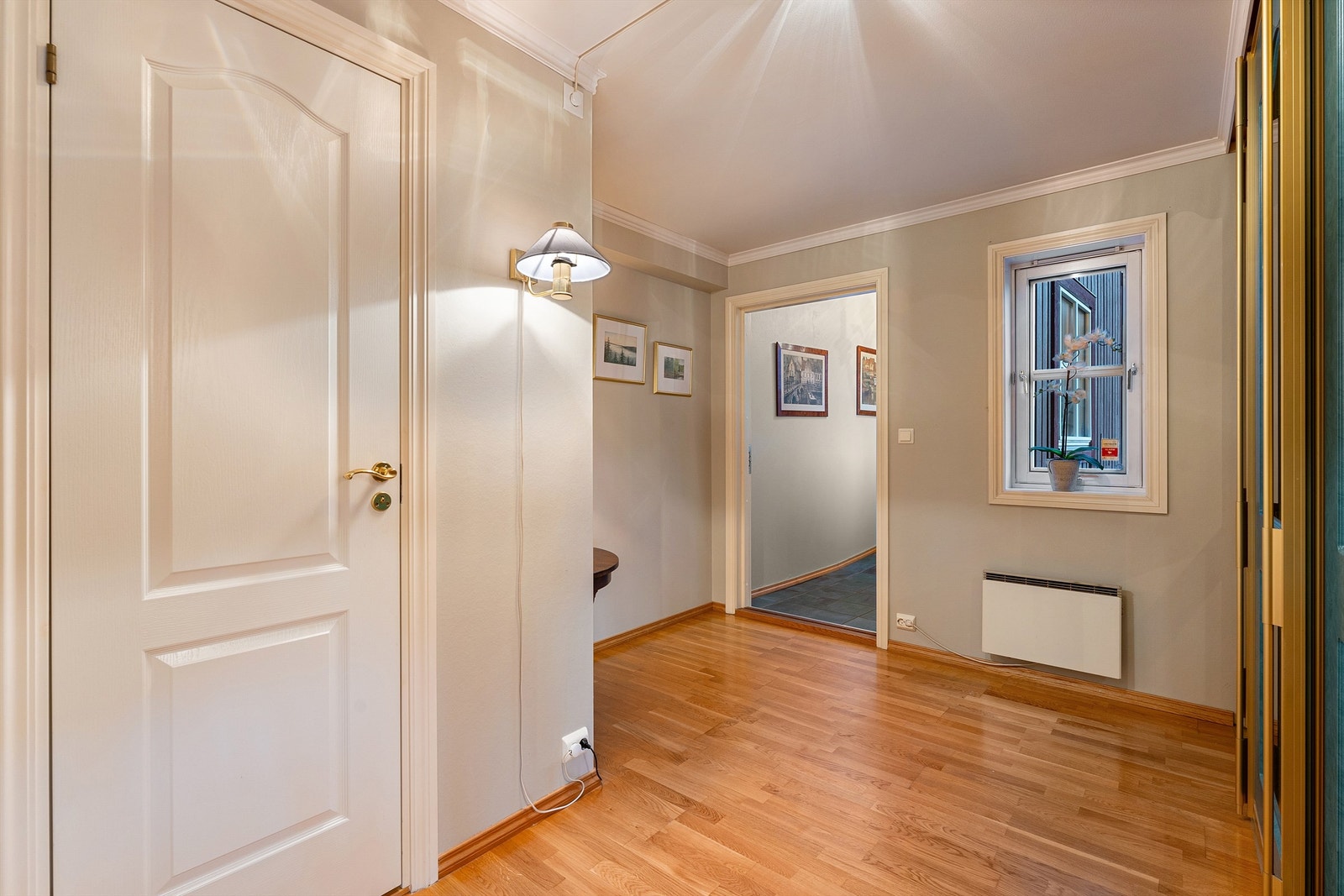 Entré med parkett på gulv, malte vegger og malt himling Galleribilde