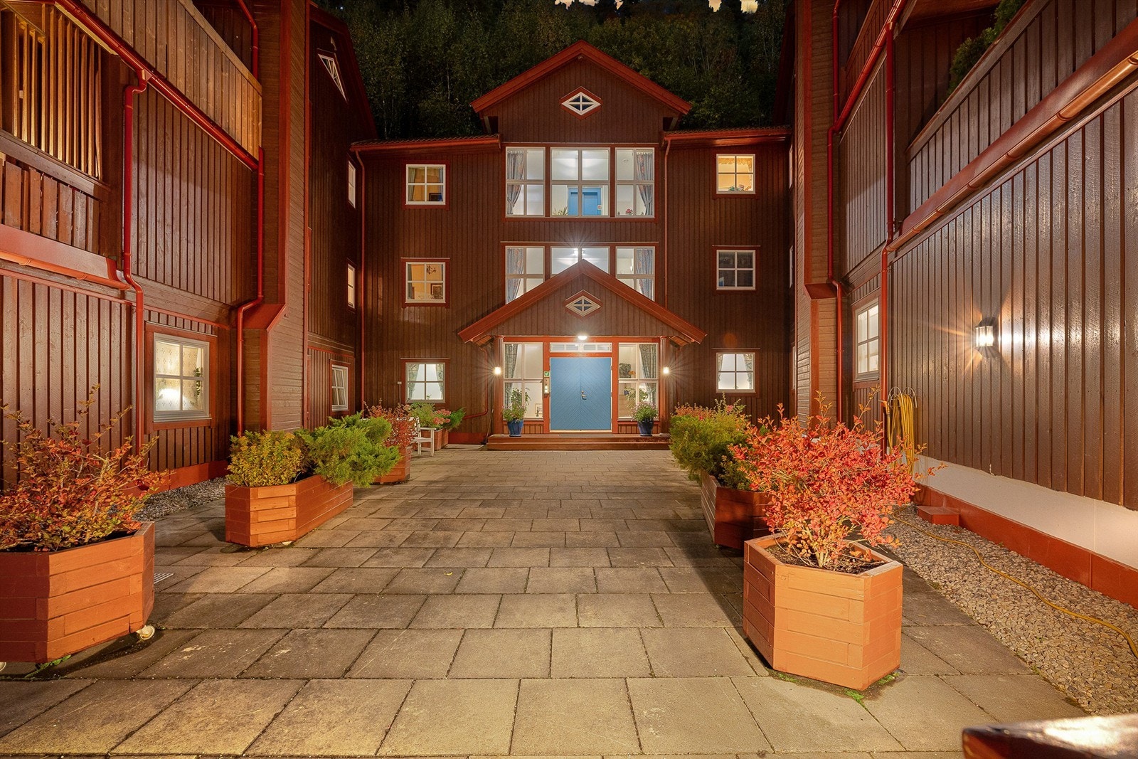 Det er heis- og trappeadkomst til leiligheten samt garasjeanlegget Galleribilde