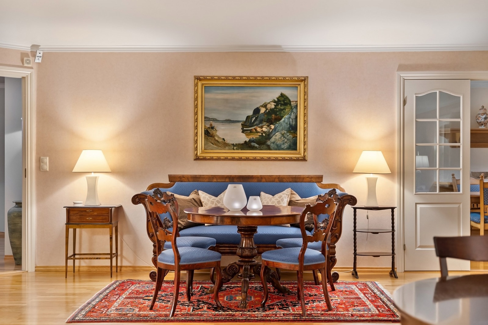 Parkett på gulv, tapet på vegger og malt himling Galleribilde