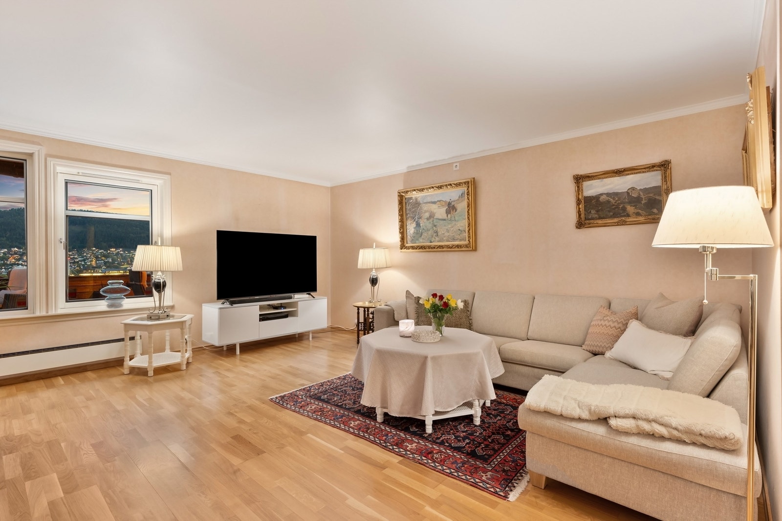 Romslig og lys stue med god plass til flere sosiale soner Galleribilde