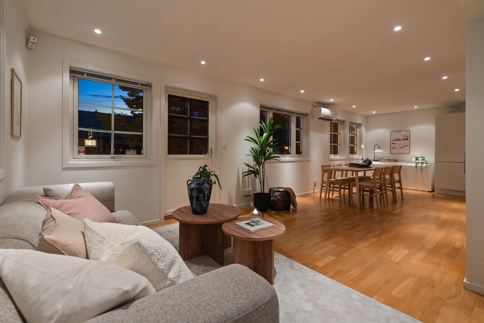 Stue i kveldsstemning. Galleribilde