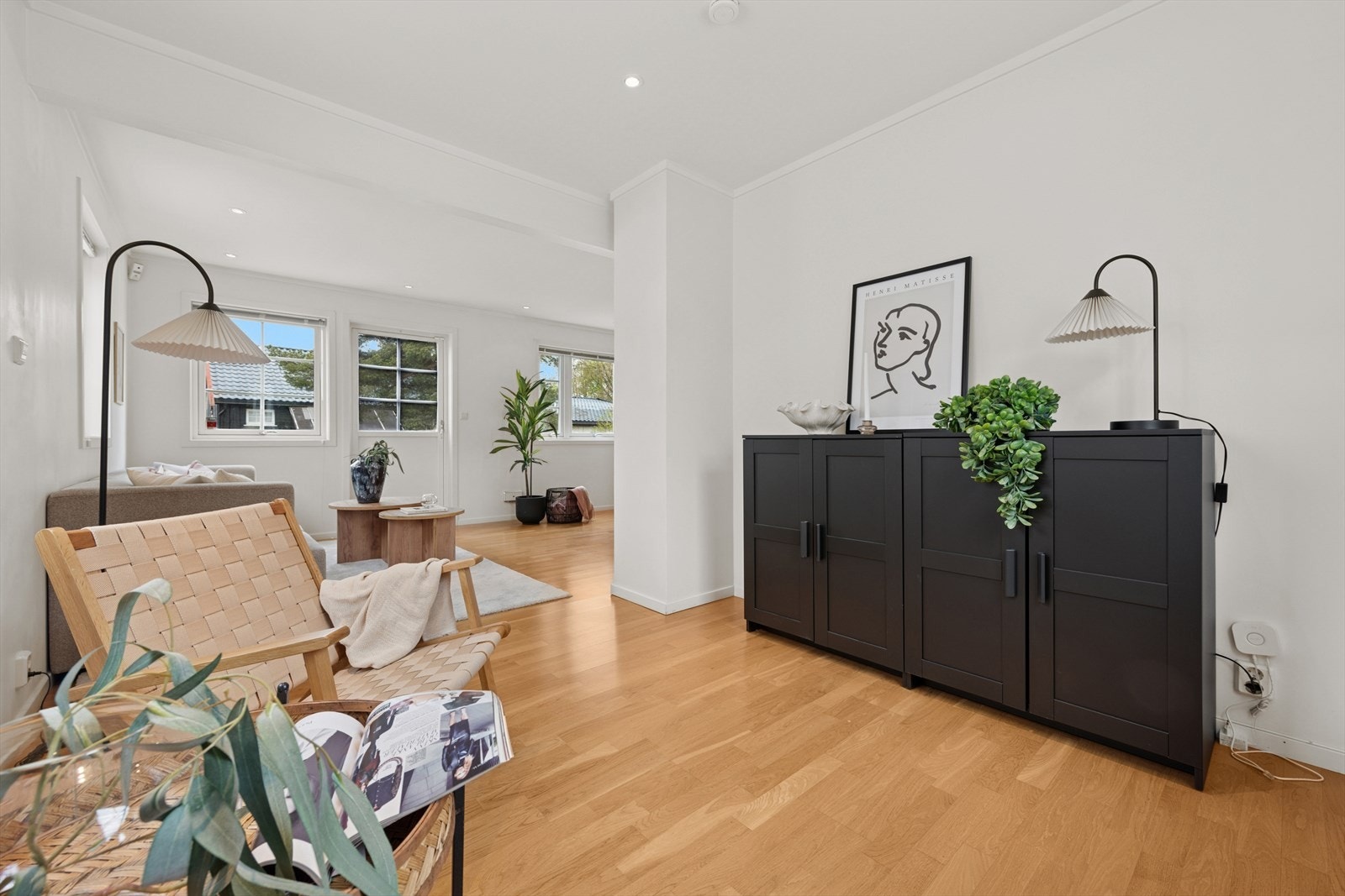 Det er stor møbleringsfrihet i stuen. Her er et alternativ å ha tv-stue, skjermet fra spisestuen. Galleribilde