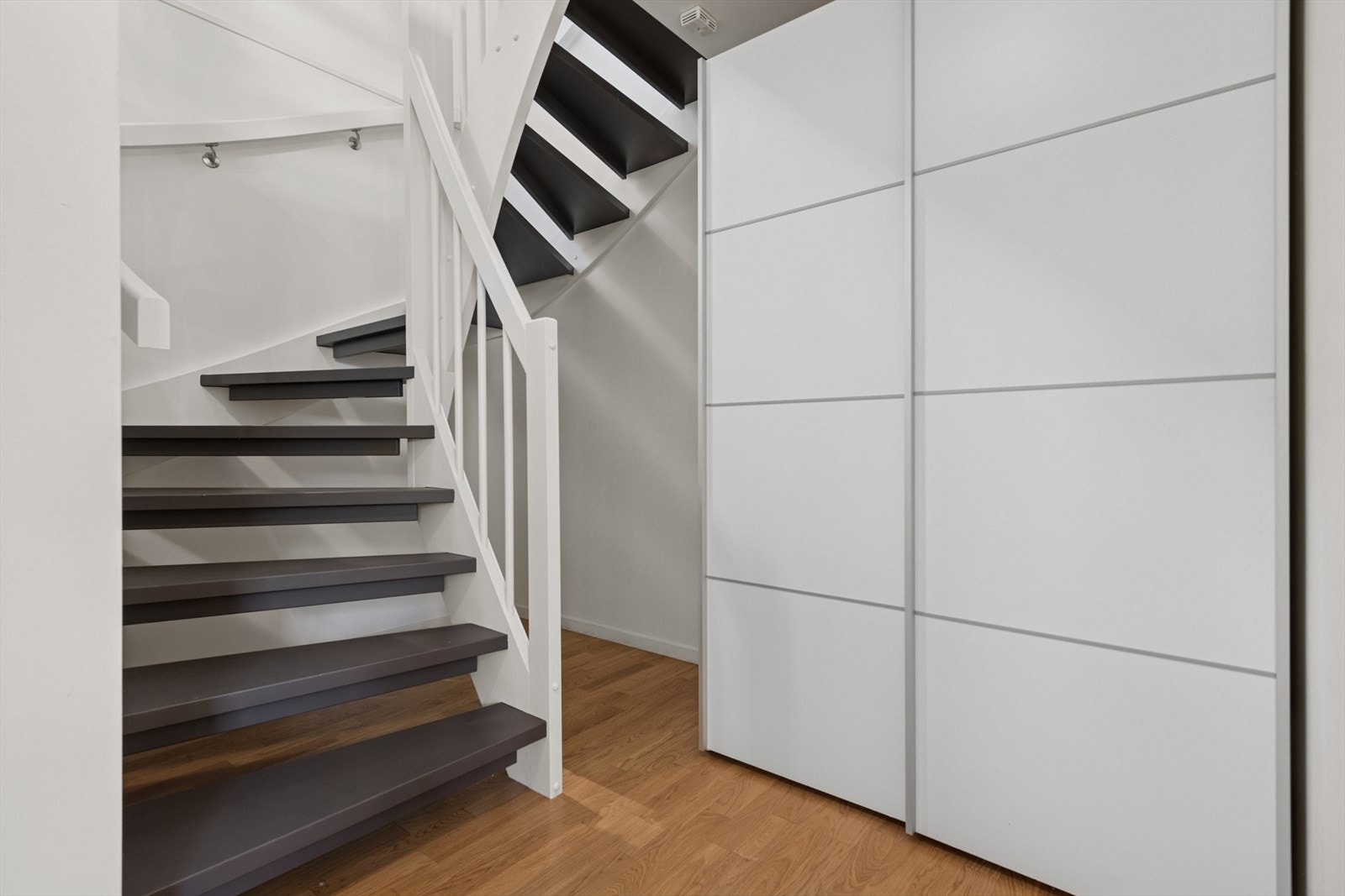 Vi tar turen ned til kjelleretasjen. Galleribilde