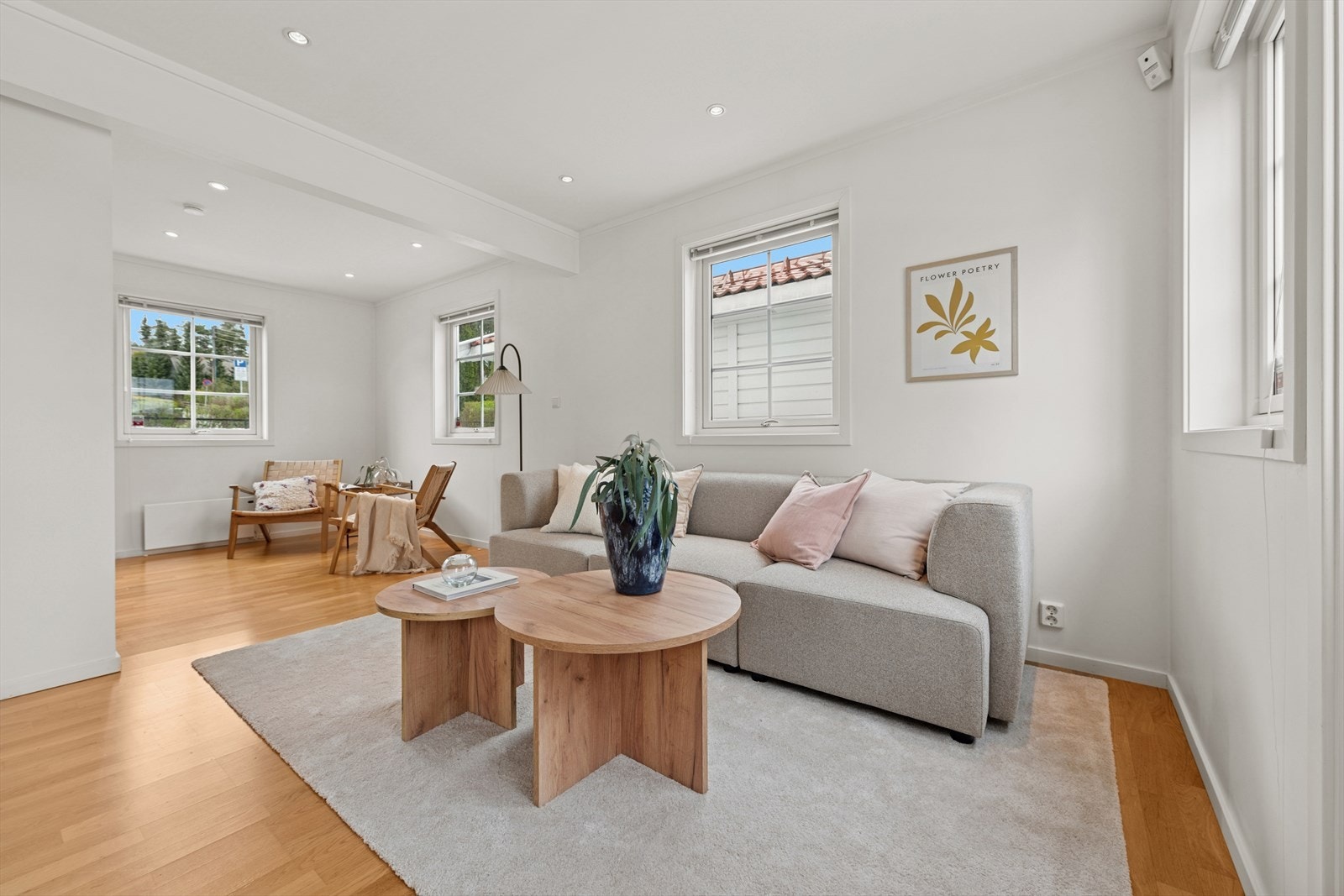 Stuen har plass til å møblere i flere soner. Galleribilde