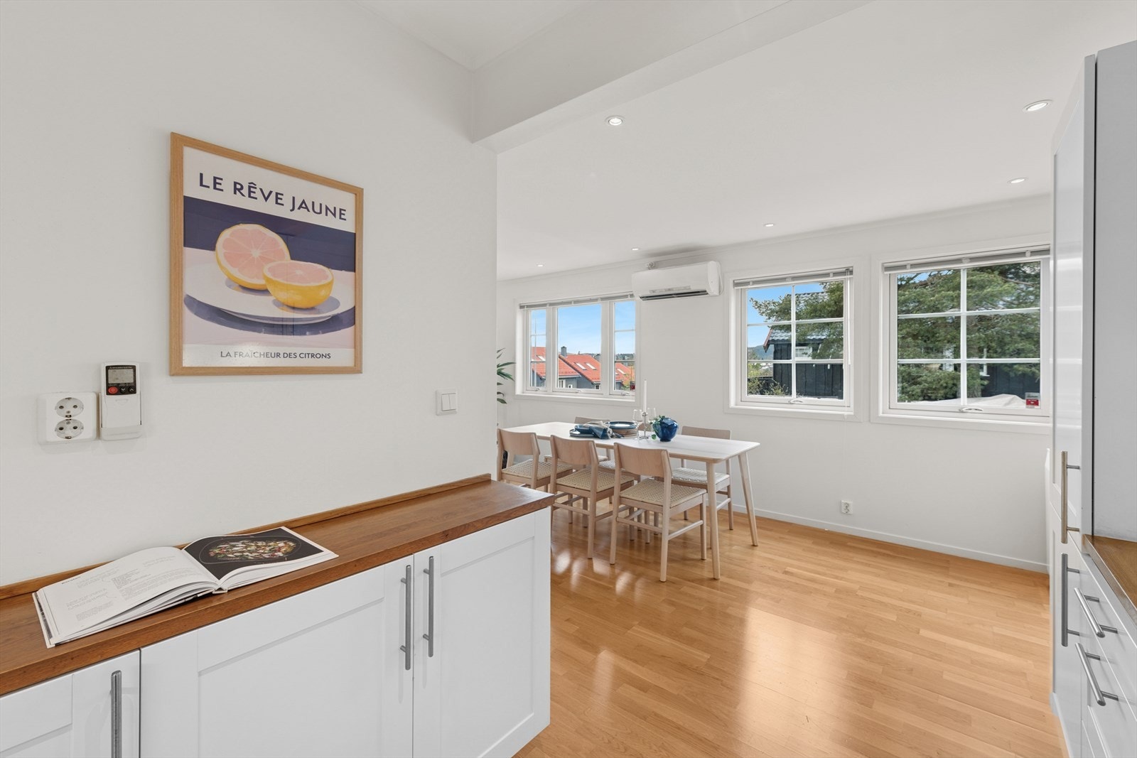 Kjøkkenet har åpen løsning til stuen og ligger samtidig skjermet fra naturlig spisestueplass. Galleribilde