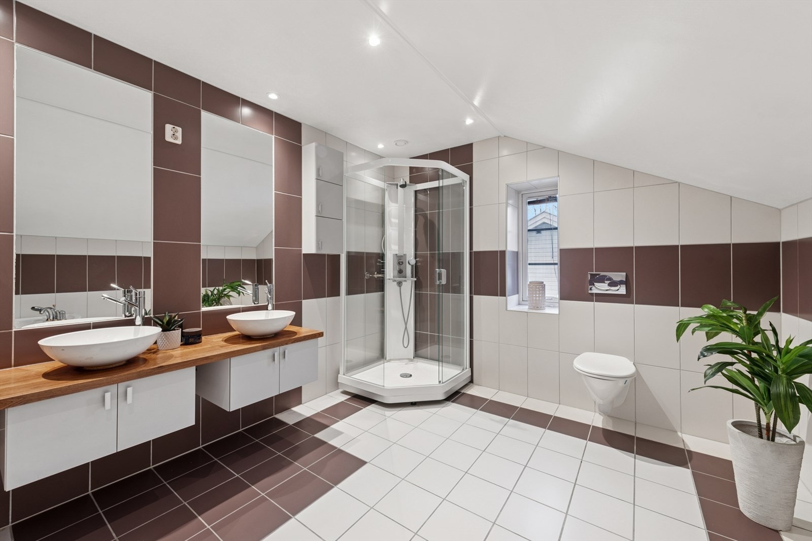 Et romslig og praktisk innredet bad. Galleribilde