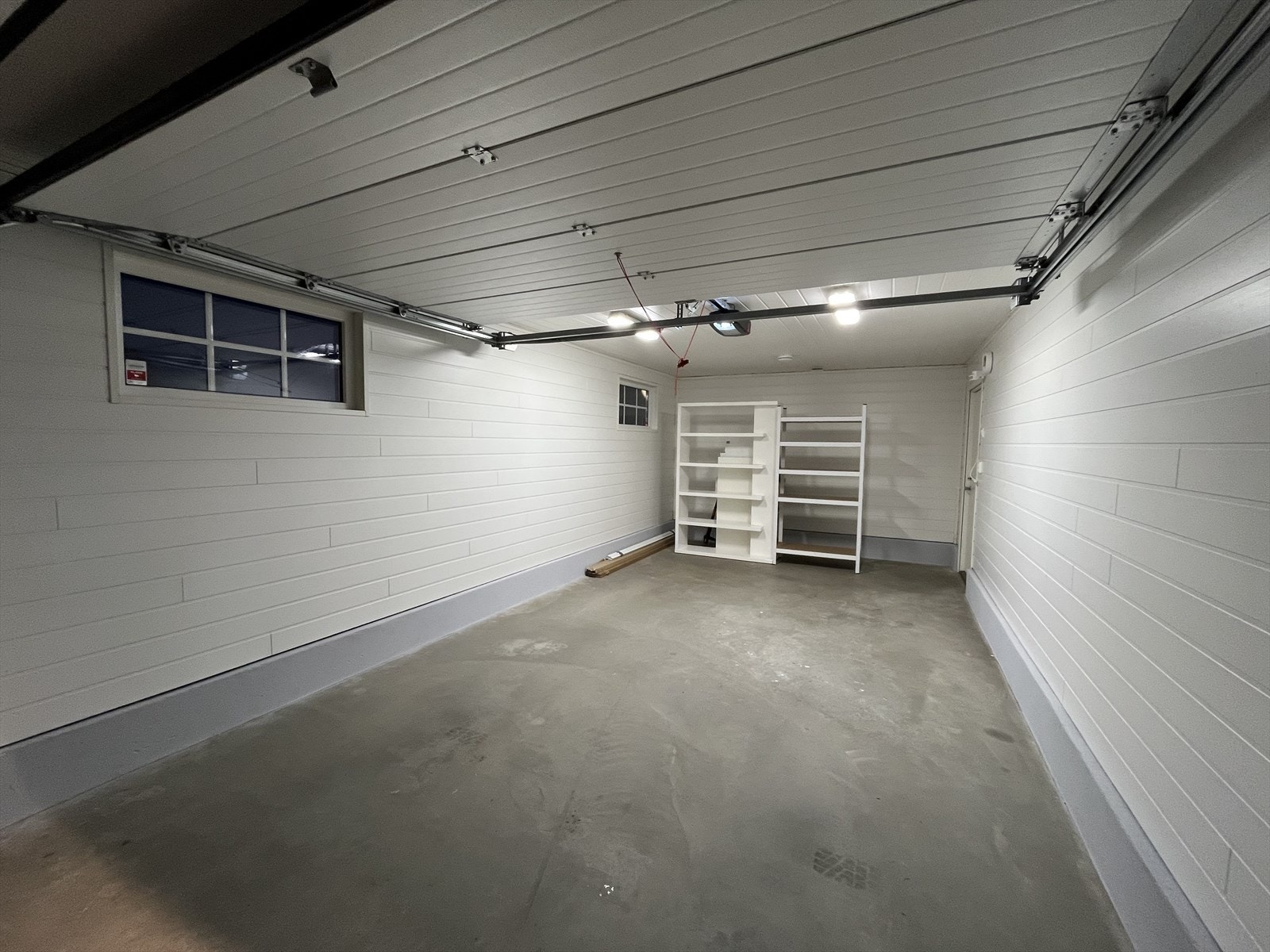 Garasjen ble bygget i 2018. Plass til en bil og også god oppbevaringsplass. Galleribilde