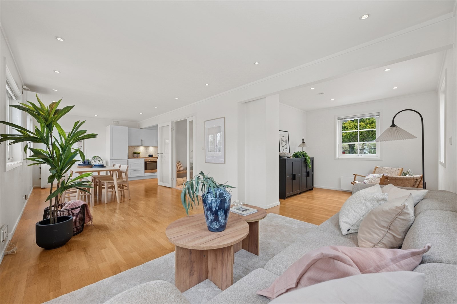 Stuen har plass til å møblere i flere soner. Galleribilde