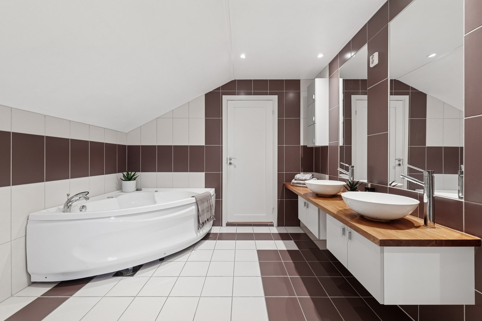 Badet har både dusj og badekar. Galleribilde