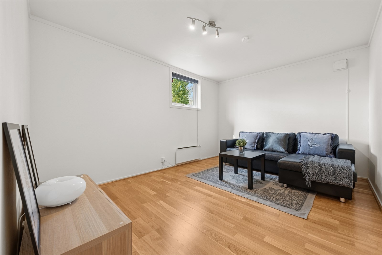 Utleiedel i kjeller: Soverom i utleiedel er av god størrelse. Galleribilde