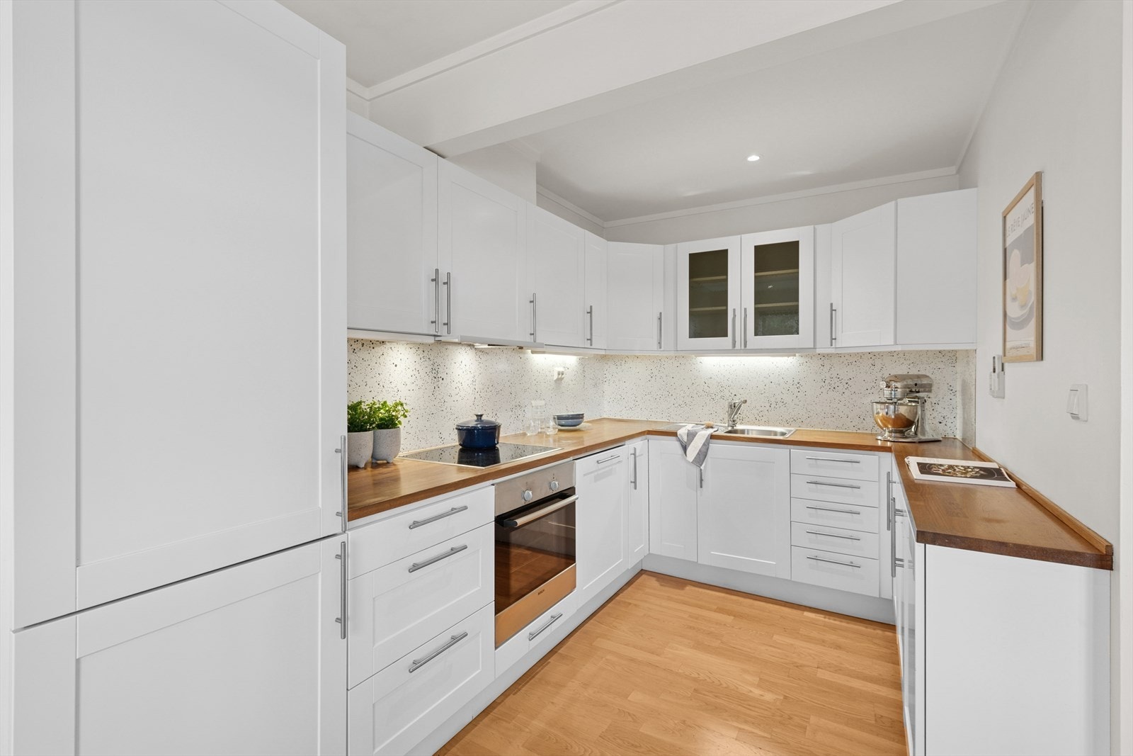 Det er gode benkeflater, som er praktisk når man lager mat til en stor familie. Galleribilde