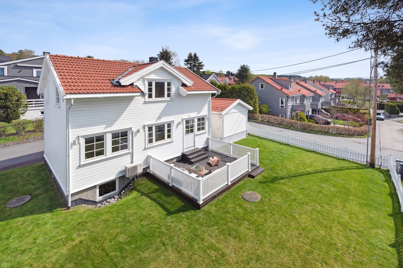 En attraktiv enebolig søker nye eiere. Boligen har meget praktisk planløsning og har en herlig terrasse og hage som passer ypperlig for en barnefamilie. Galleribilde