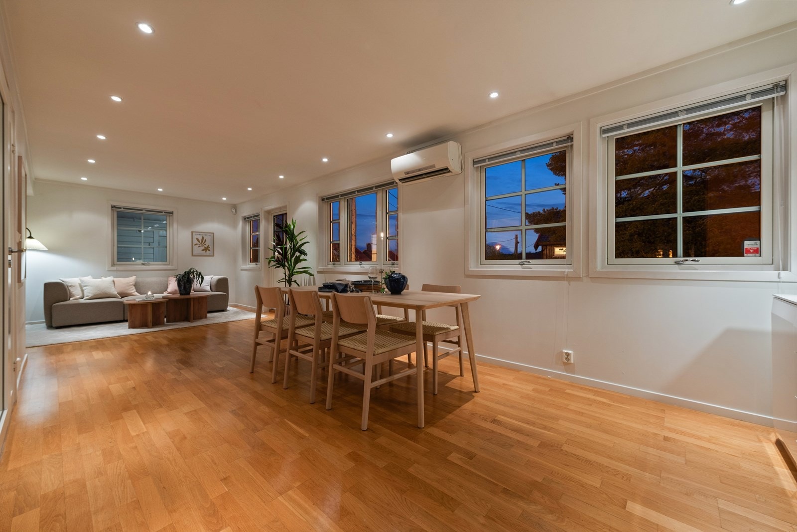 Stue i kveldsstemning. Galleribilde