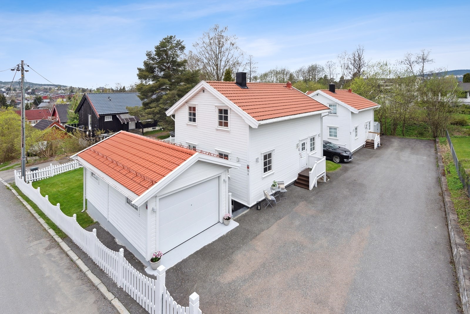 Parkering i garasje og mulighet for parkering langs garasjen og boligen. Galleribilde