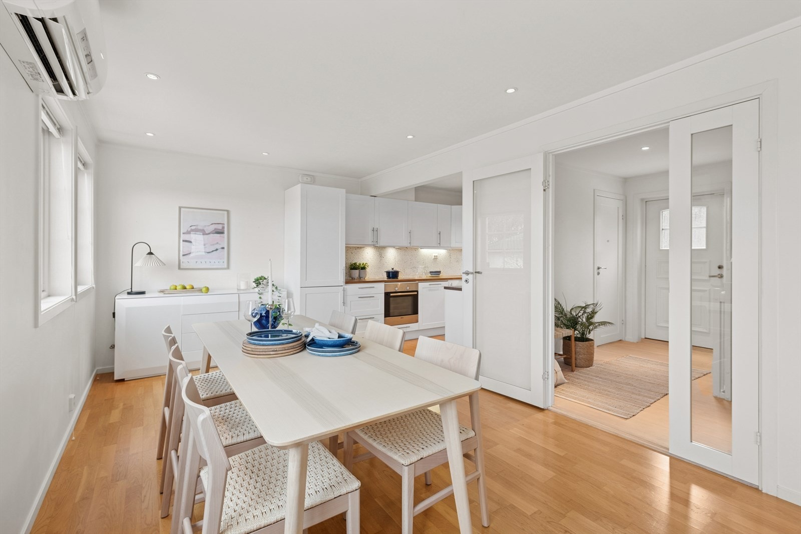 Stuen ligger i åpen løsning mot kjøkkenet. Galleribilde