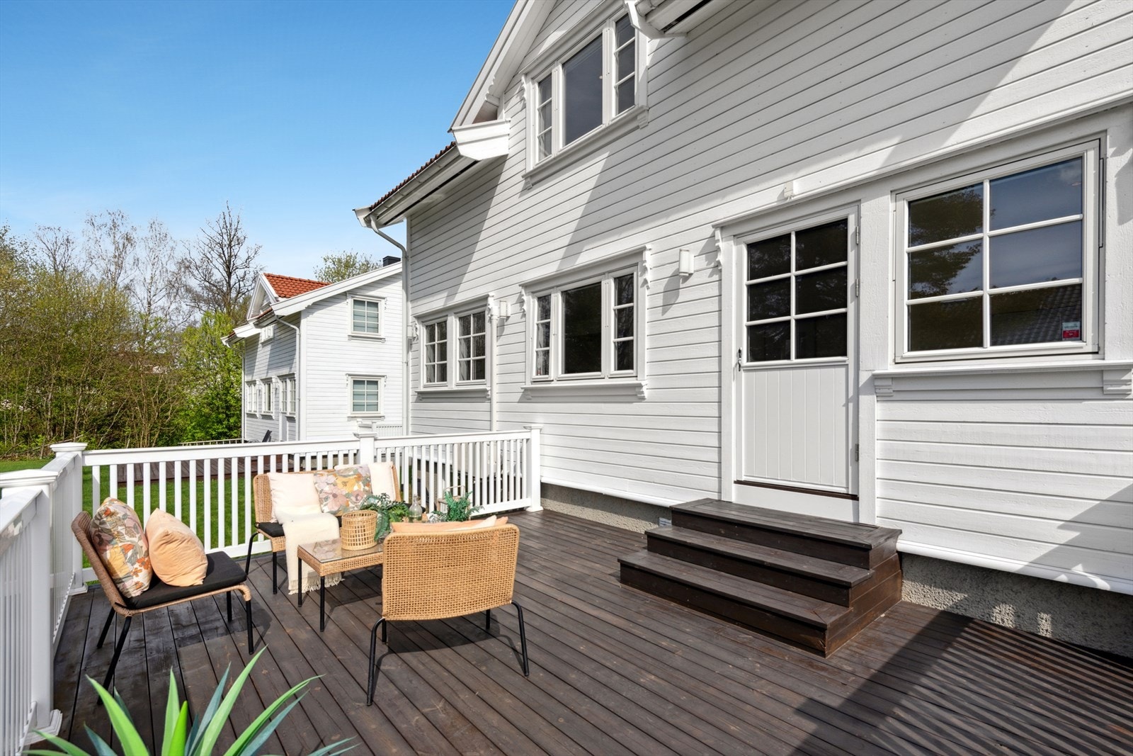 Med rekkverk på terrassen, sitter man godt skjermet mot naboer. Det er også kun noen trinn ned til hagen, som gjør det enkelt å la barna løpe fritt. Galleribilde