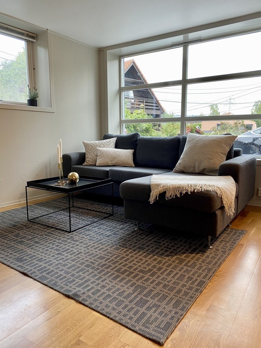 Det er hengt opp persienner og pene lystette gardiner foran det store vinduet Galleribilde