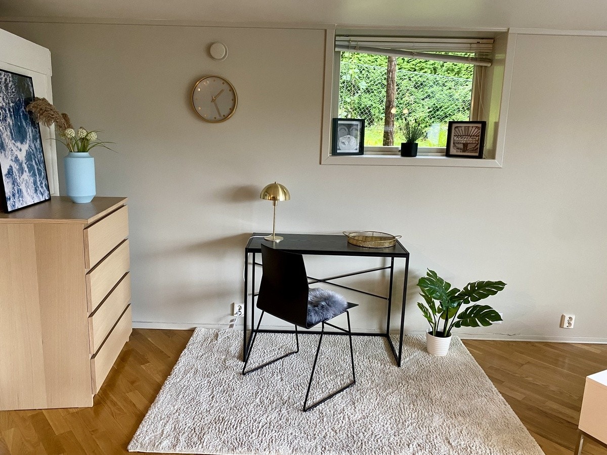 Rullegardin er hengt opp i begge de små vinduene. Galleribilde