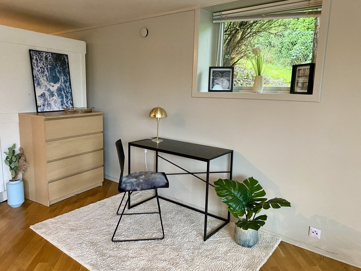 Kontordel. Kommoden er flyttet til hjørnet og det er et garderobeskap der kommoden står Galleribilde