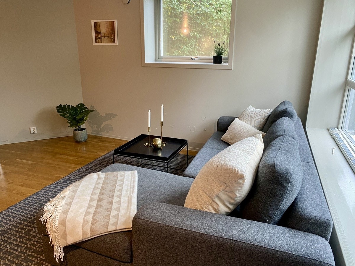 Det er satt opp en stor tv på motsatt vegg Galleribilde