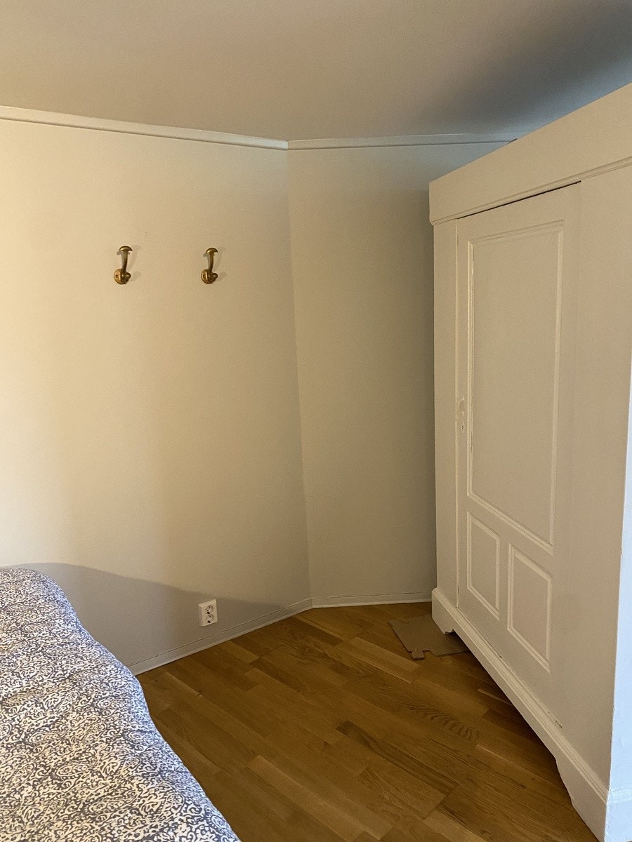 Sovedel med skap som deler av rommet Galleribilde