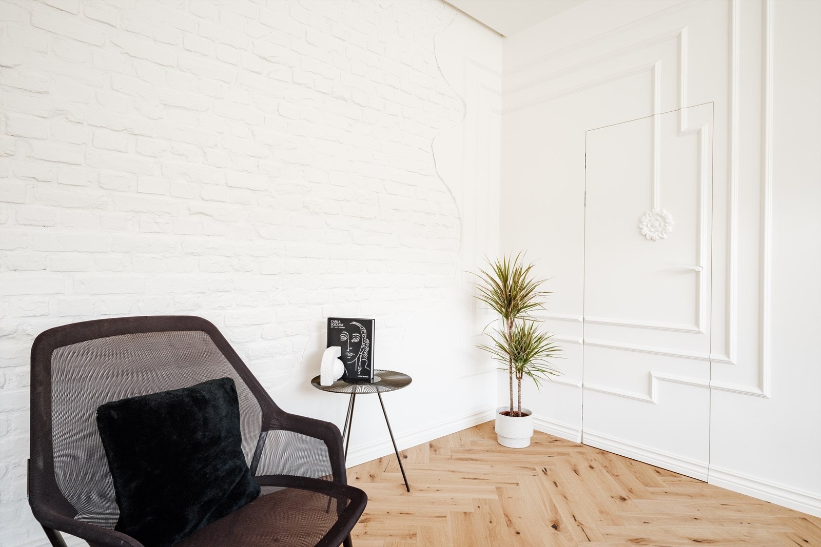 En flott malt teglsteinsvegg står i vakker harmoni med de slette overflatene og de pene brystningene. Galleribilde