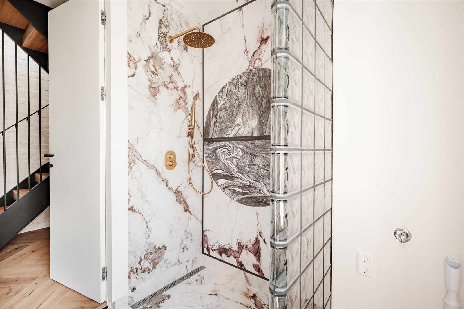 Pent dusjhjørne. Rommet har balansert ventilasjon med diskret plasserte ventiler som bidrar til et rent og ryddig uttrykk. Galleribilde