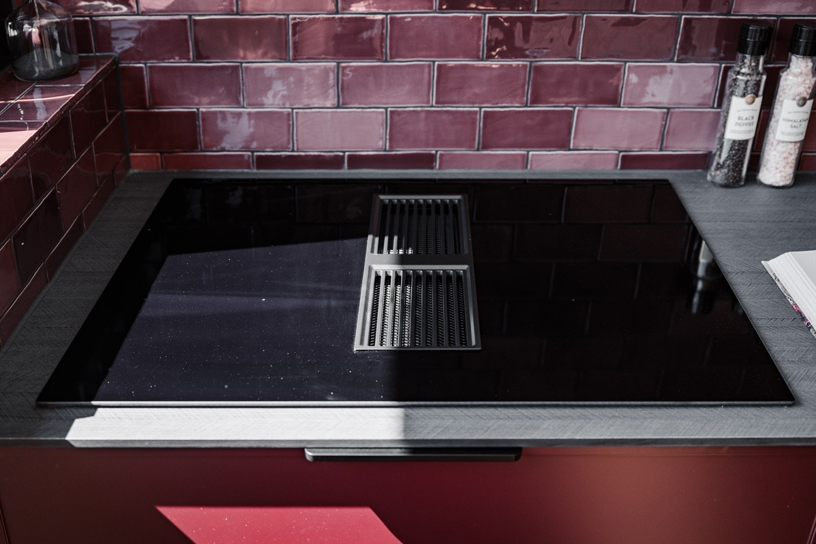 Ventilatoren er integrert i platetoppen og har kullfilter. Galleribilde