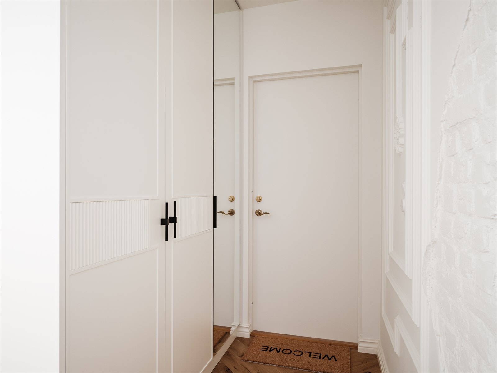 Her finner du et plassbygd garderobeskap som gir rikelig med oppbevaringsplass til yttertøy og sko. Galleribilde