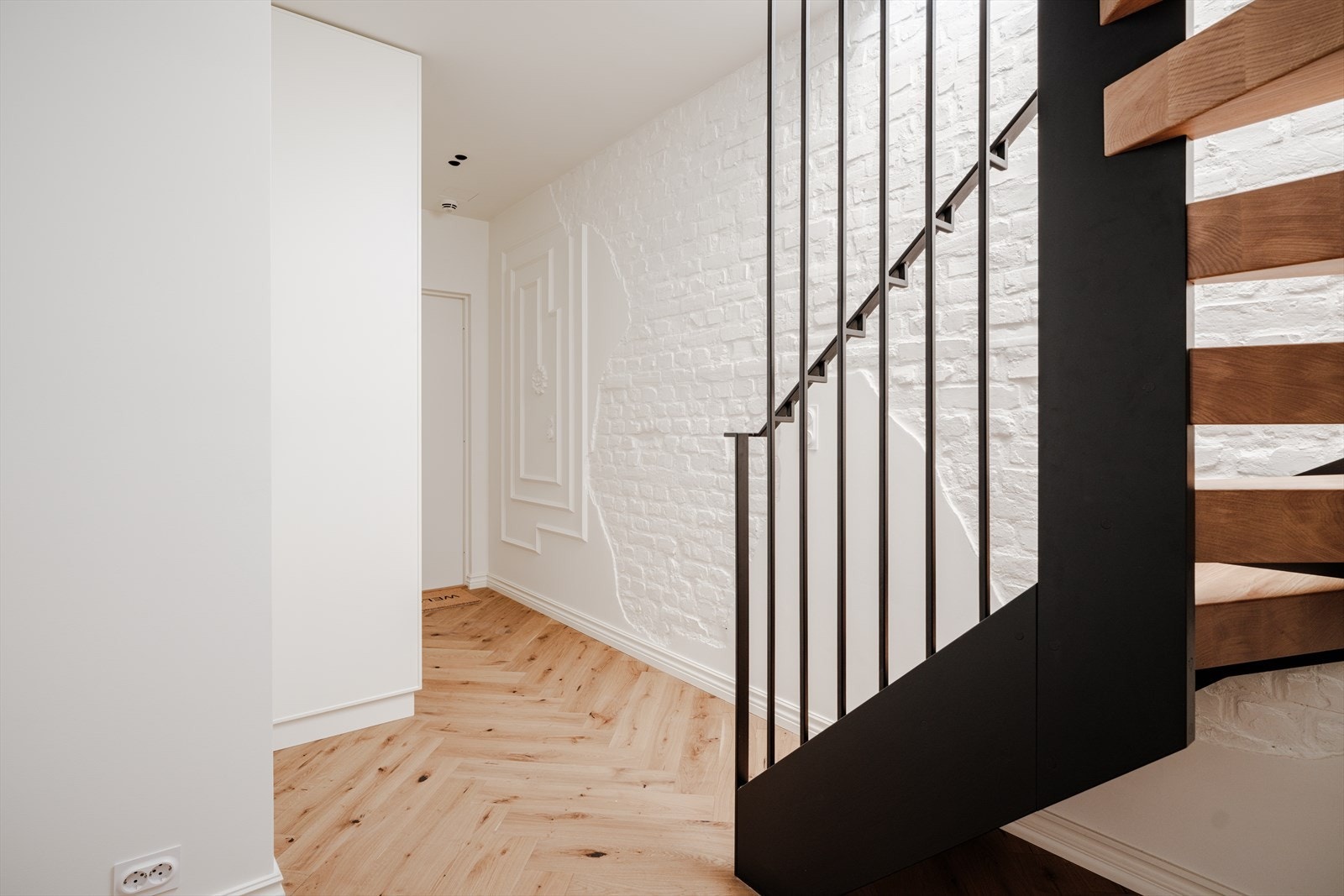 Innbydende og lys entré som gir et godt førsteinntrykk av boligen. Galleribilde