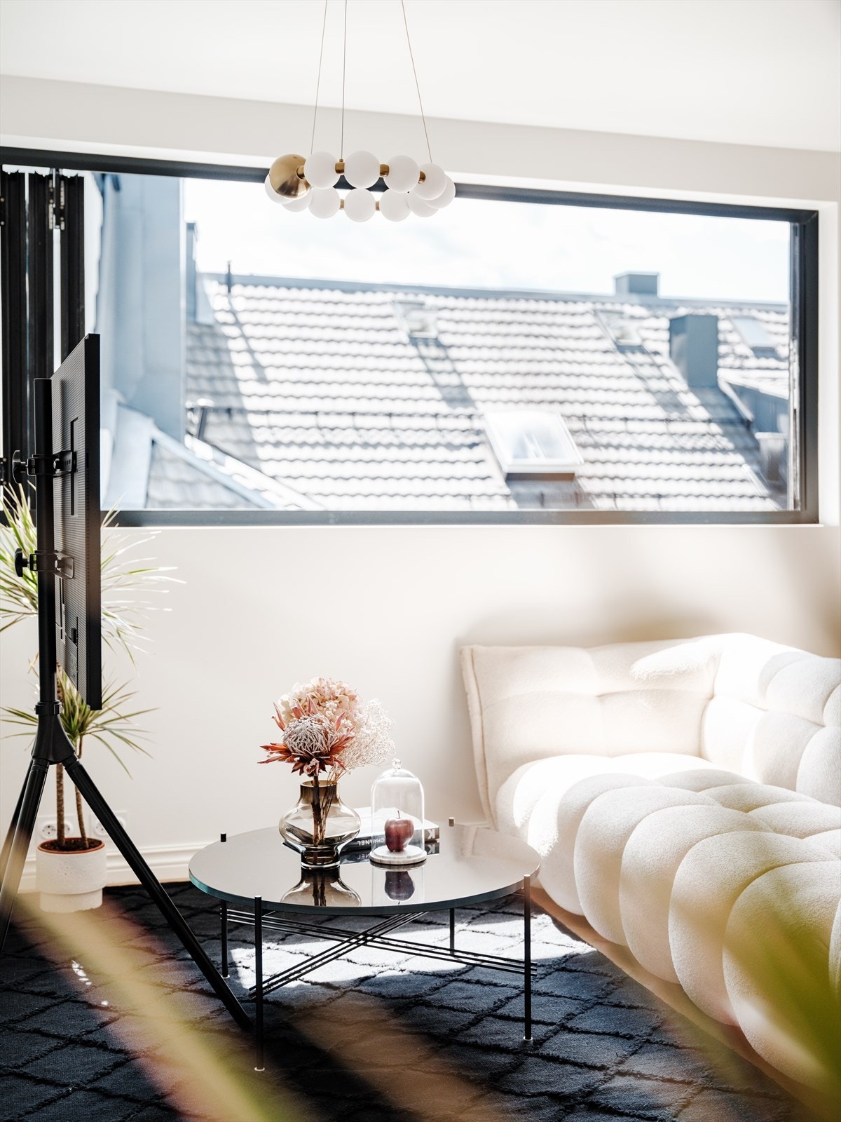 Store vindusflater slipper inn rikelig lys, og vinduene kan åpnes helt for å skape en frisk og behagelig atmosfære. Galleribilde