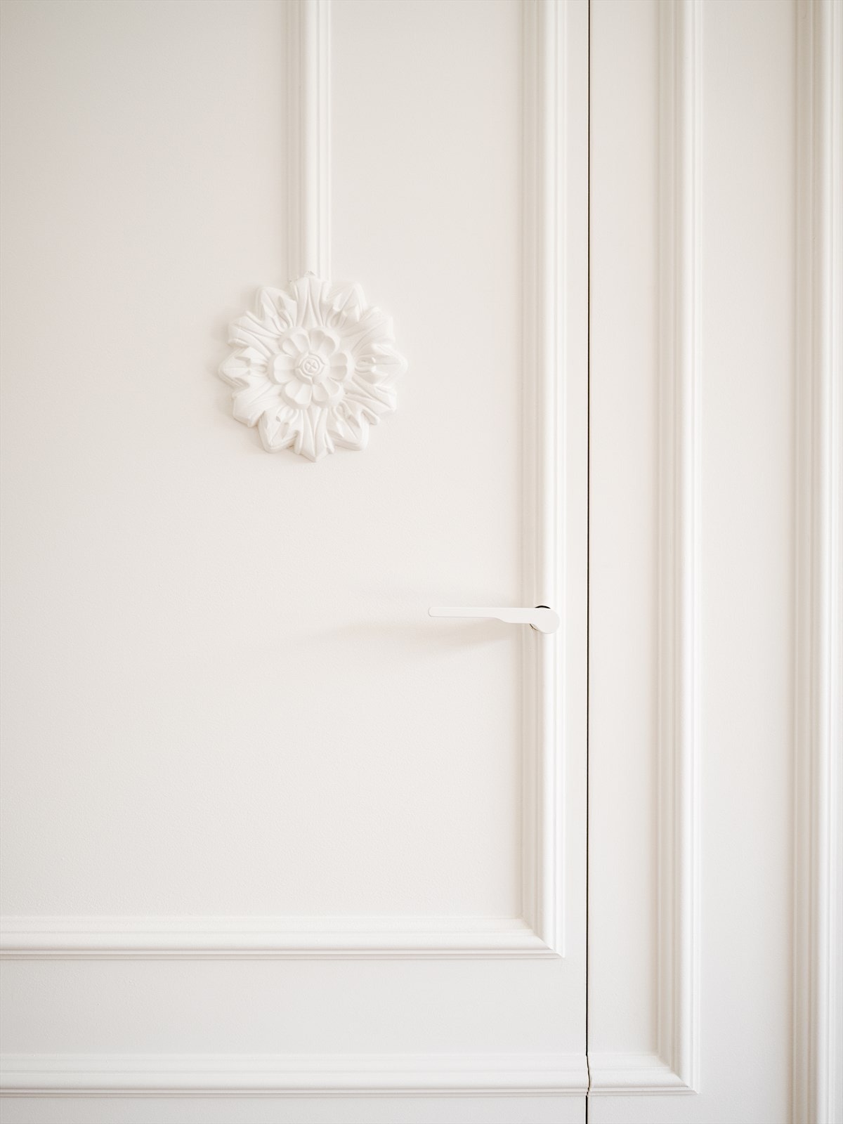 Skjult dør inn til boligen toalettrom. Galleribilde