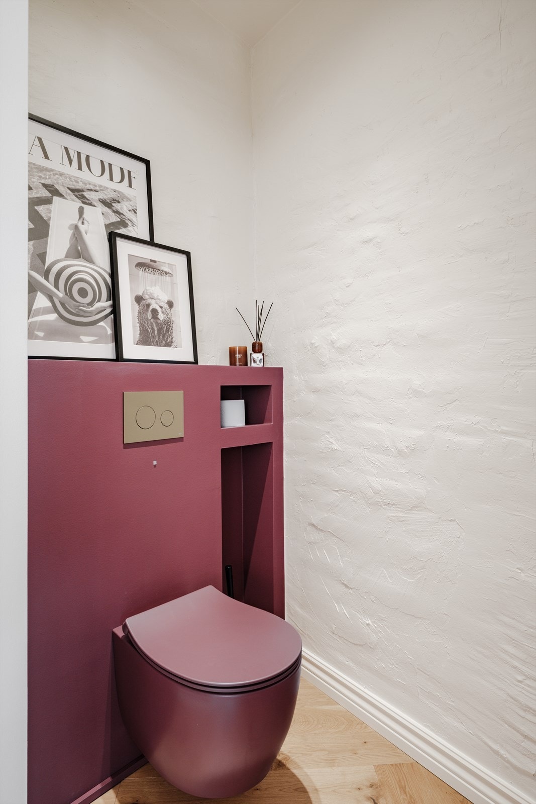 Toalettrom med vegghengt wc og vask. Posesystem på toalettet. Galleribilde