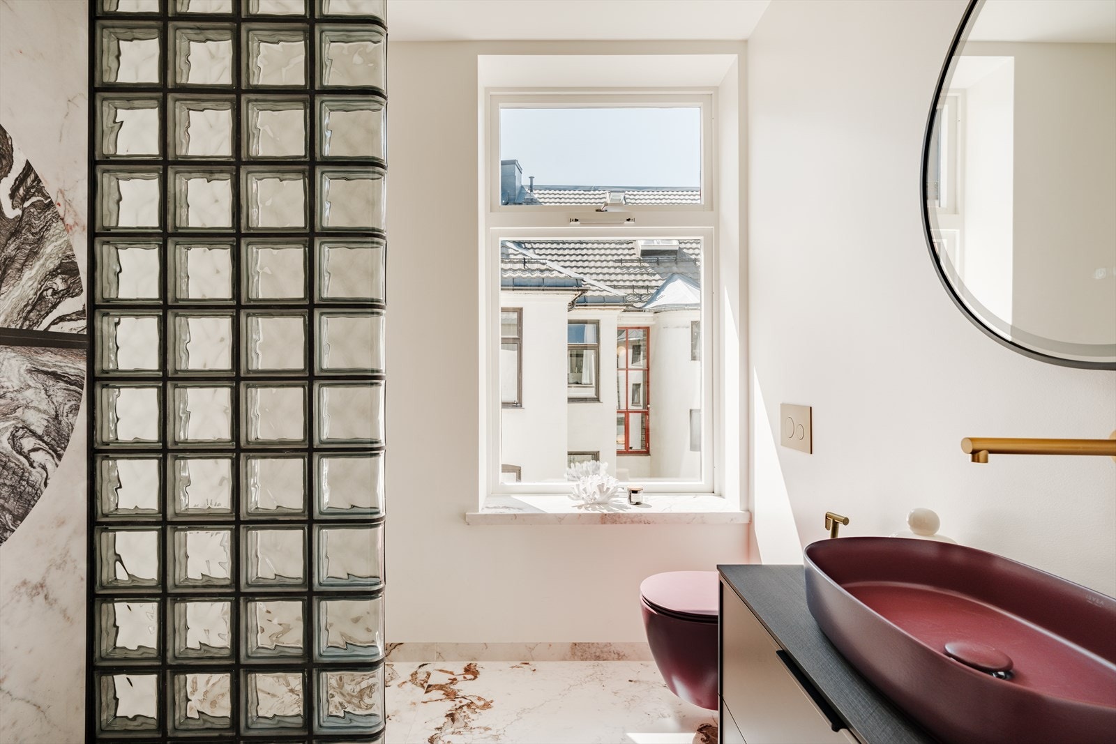 Badet er lekkert og stilrent med elektriske varmekabler som gir en behagelig varme. Galleribilde