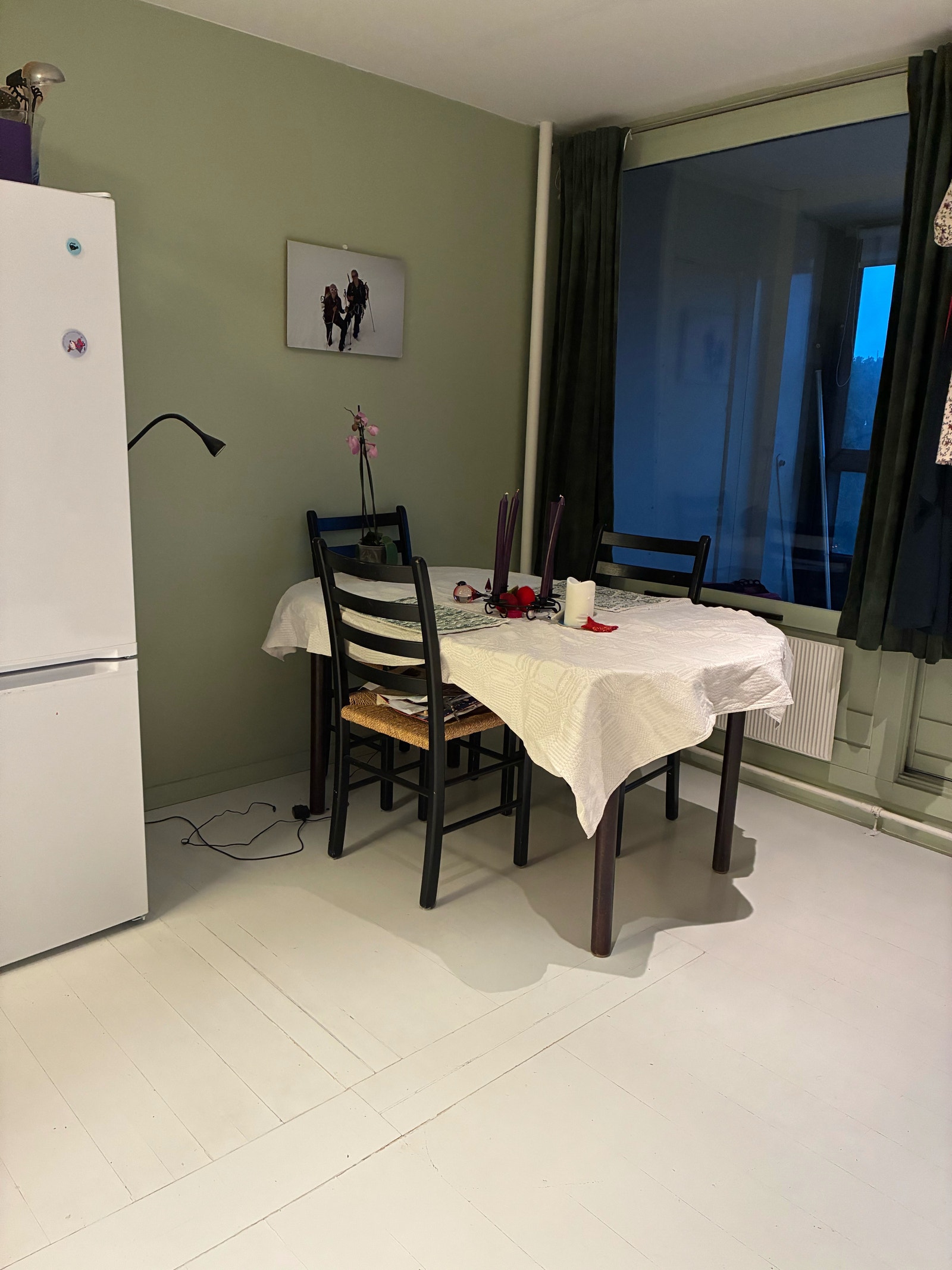 Fin spiseplass med bord og fire stoler Galleribilde