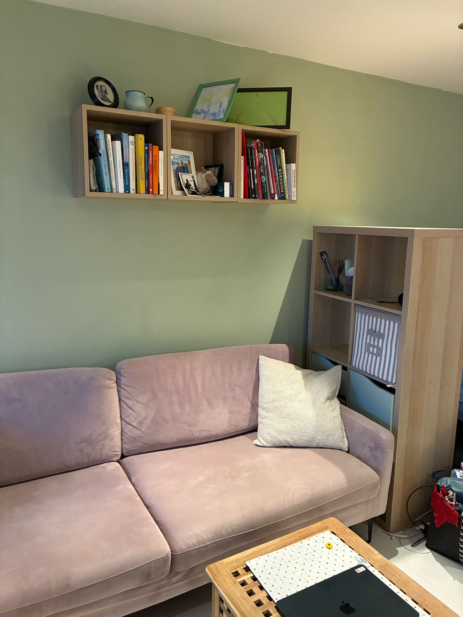 Hylleplass og hylle som skiller seng fra resten av rommet Galleribilde