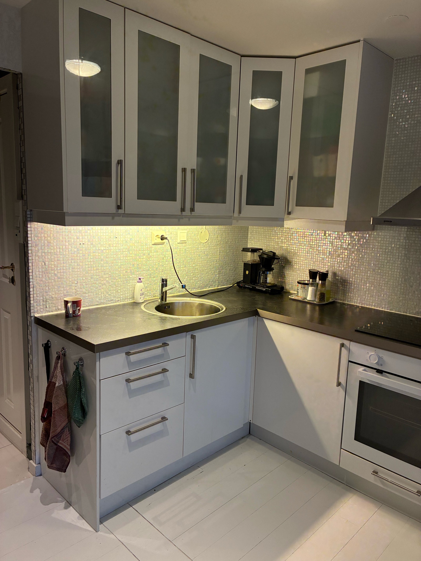 Kjøkken med mye lagringsplass i skap og hyller Galleribilde