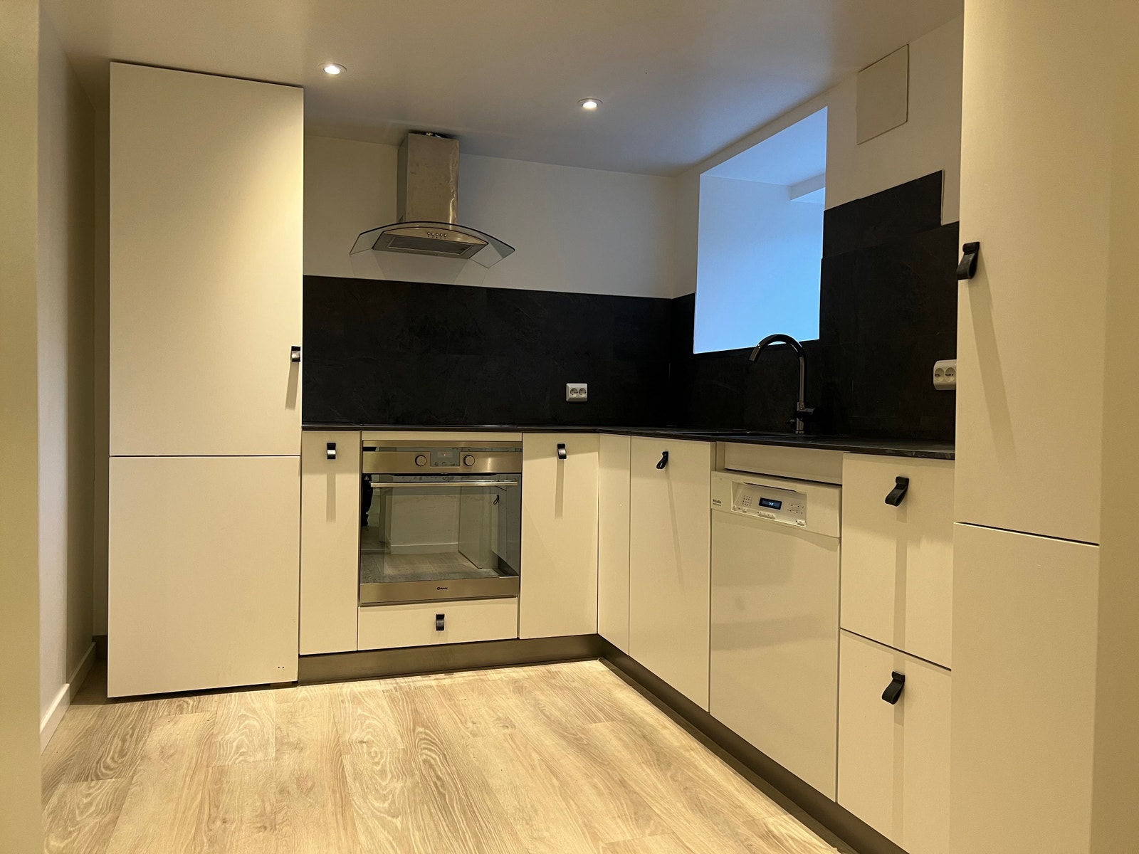 Kjøkken, delvis nytt kjøkkenutstyr Galleribilde