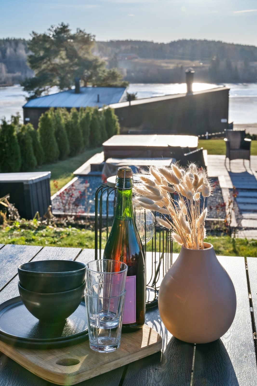 Hytta har en fin plassering på hyttefeltet med naturskjønn utsikt til Glomma, båtliv og stranda. Galleribilde