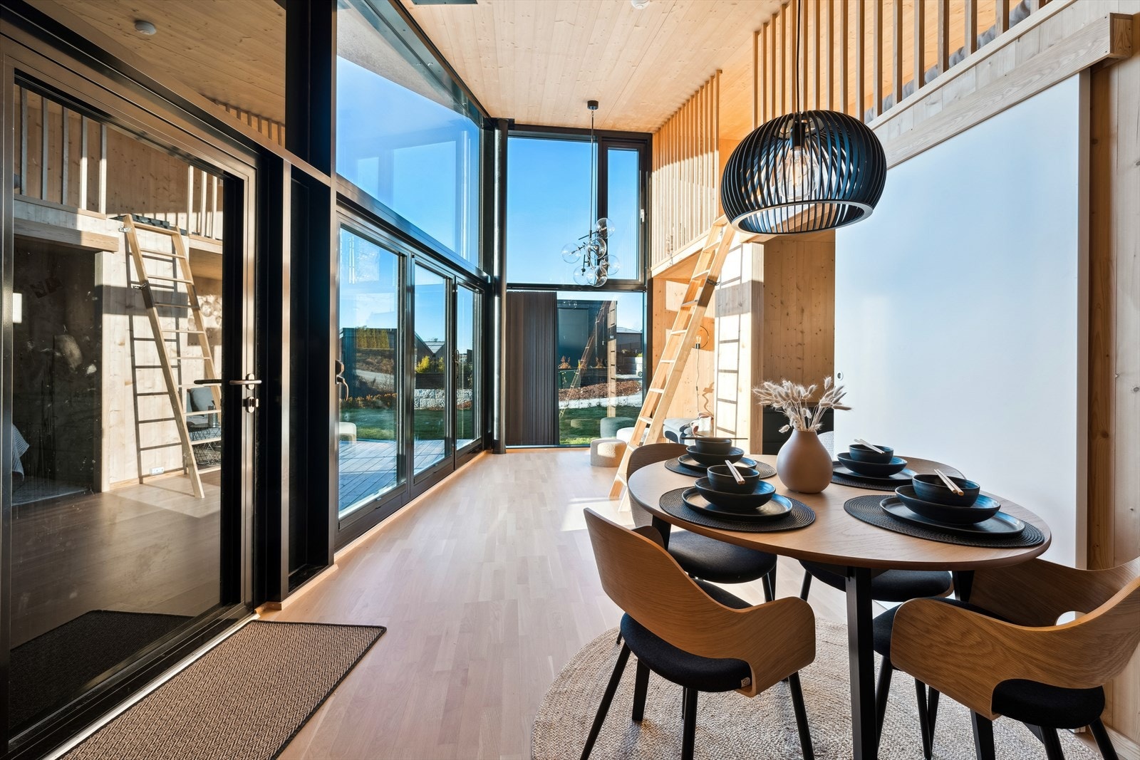 Stuen ligger i åpen løsning til hyttas kjøkken og fremstår åpen og luftig. Det er gulvvarme i stue/kjøkken. Galleribilde