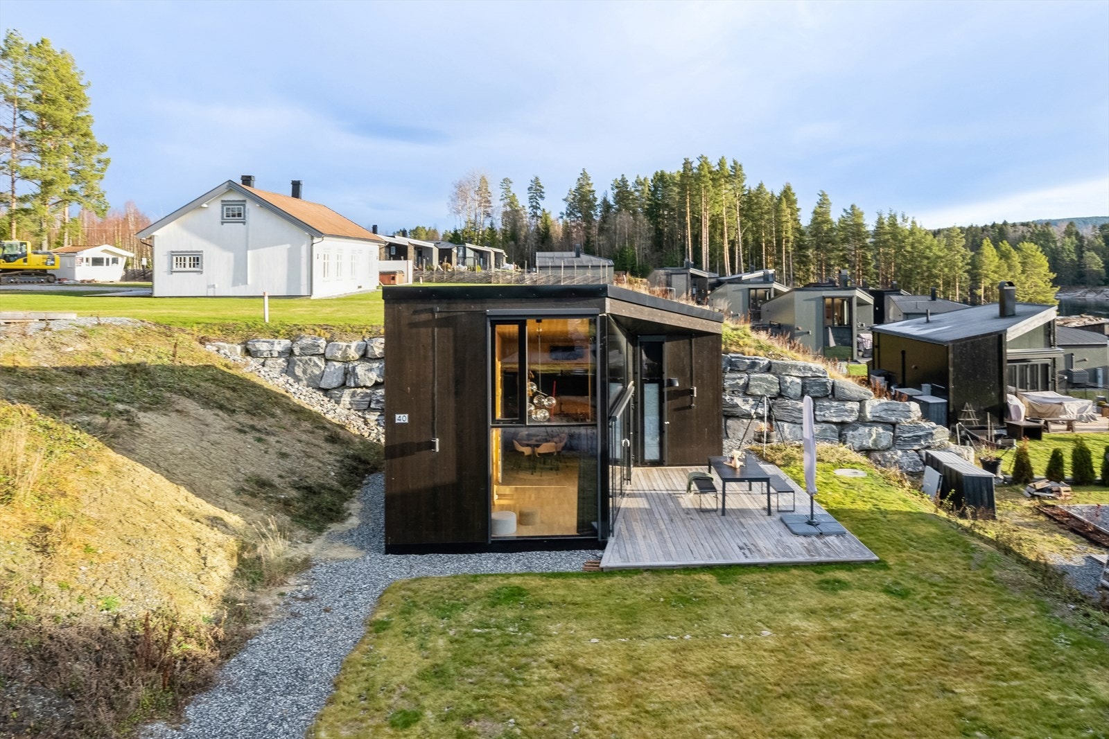 Uteområdet er påkostet med blant annet singlet gangsti, markterrasse og plenareal. Galleribilde