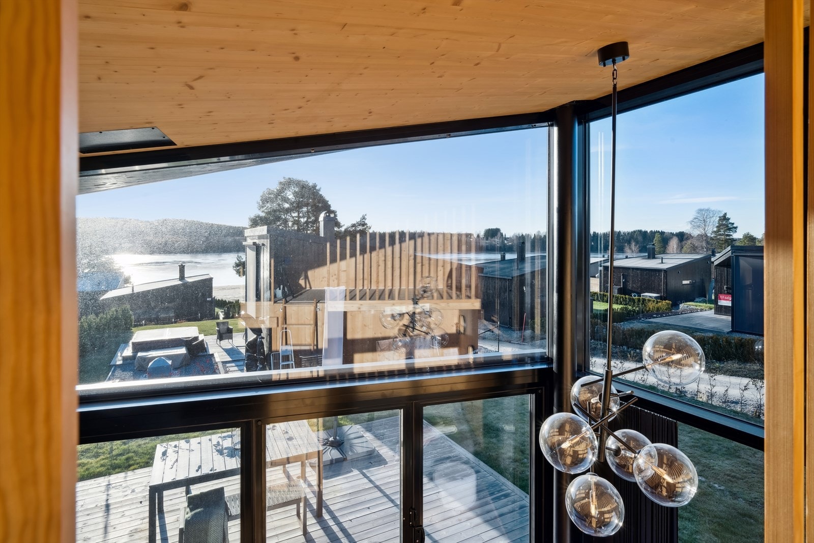 Strandhyttene er designet spesielt for området, og det er lagt vekt på arkitektoniske elementer som fremhever stedets unike beliggenhet. På det høyeste har oppholdsrommet 4 meter takhøyde, noe som gjør at hytta oppleves større enn sine 35 kvm. Galleribilde