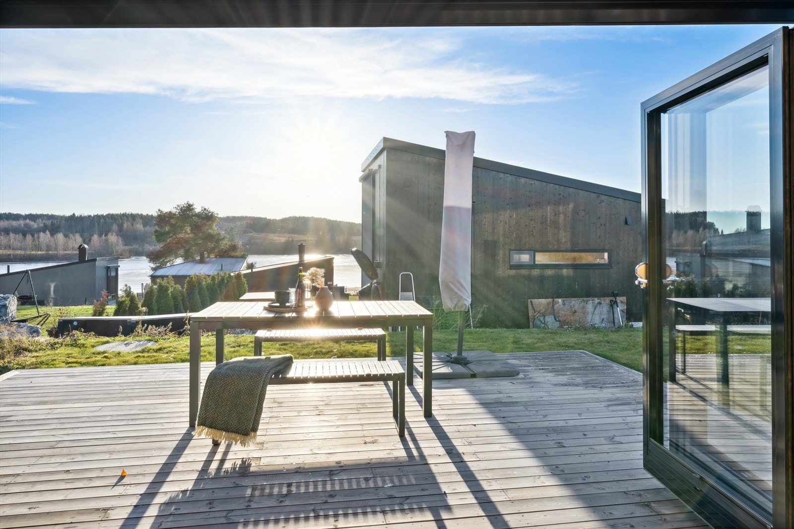 Hytta har flott utsikt til Glomma og en fin uteplass med solrik markterrasse. Galleribilde