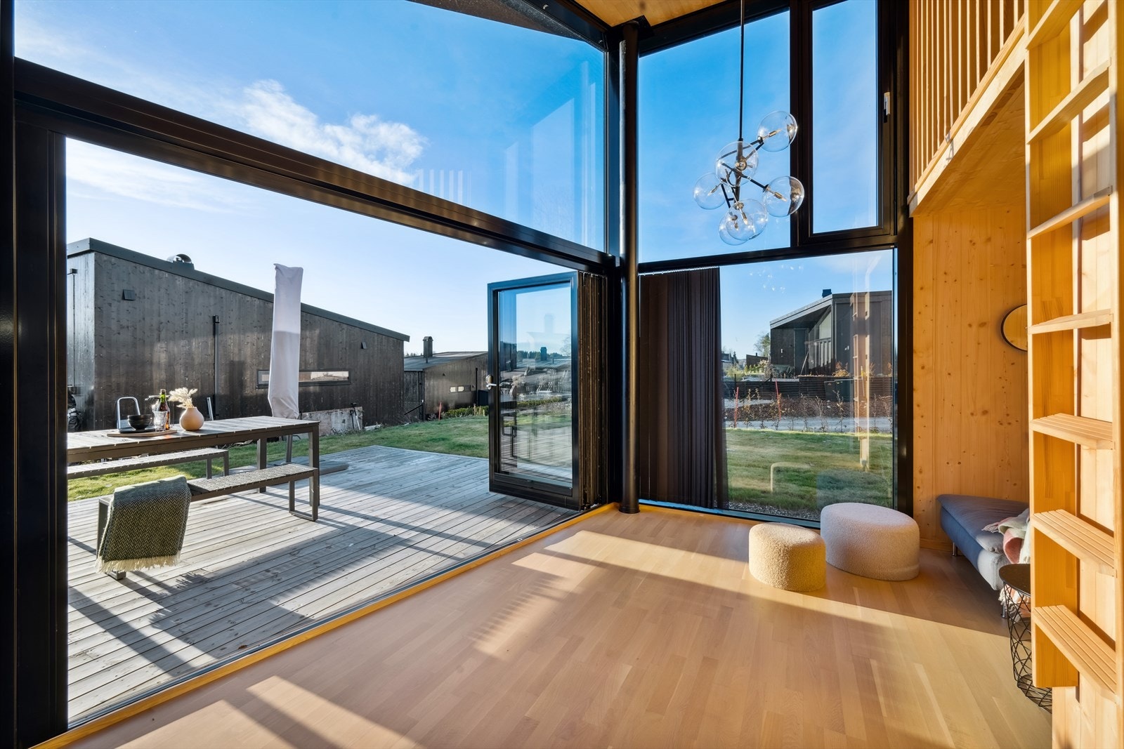 Hytta har en solrik markterrasse med god plass til sittegrupper. Hytta har store vindusflater og nesten hele veggen kan åpnes via skyvefoldedør i glass som gjør at stuen forlenges ut til uterommet. Galleribilde