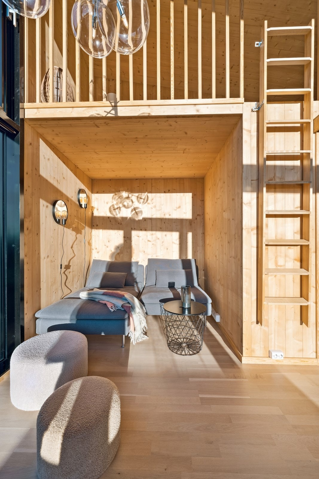 Oppholdsrommet har naturlige soner for sofagruppe, spisestue som gjør det til et enkelt rom å møblere. Galleribilde