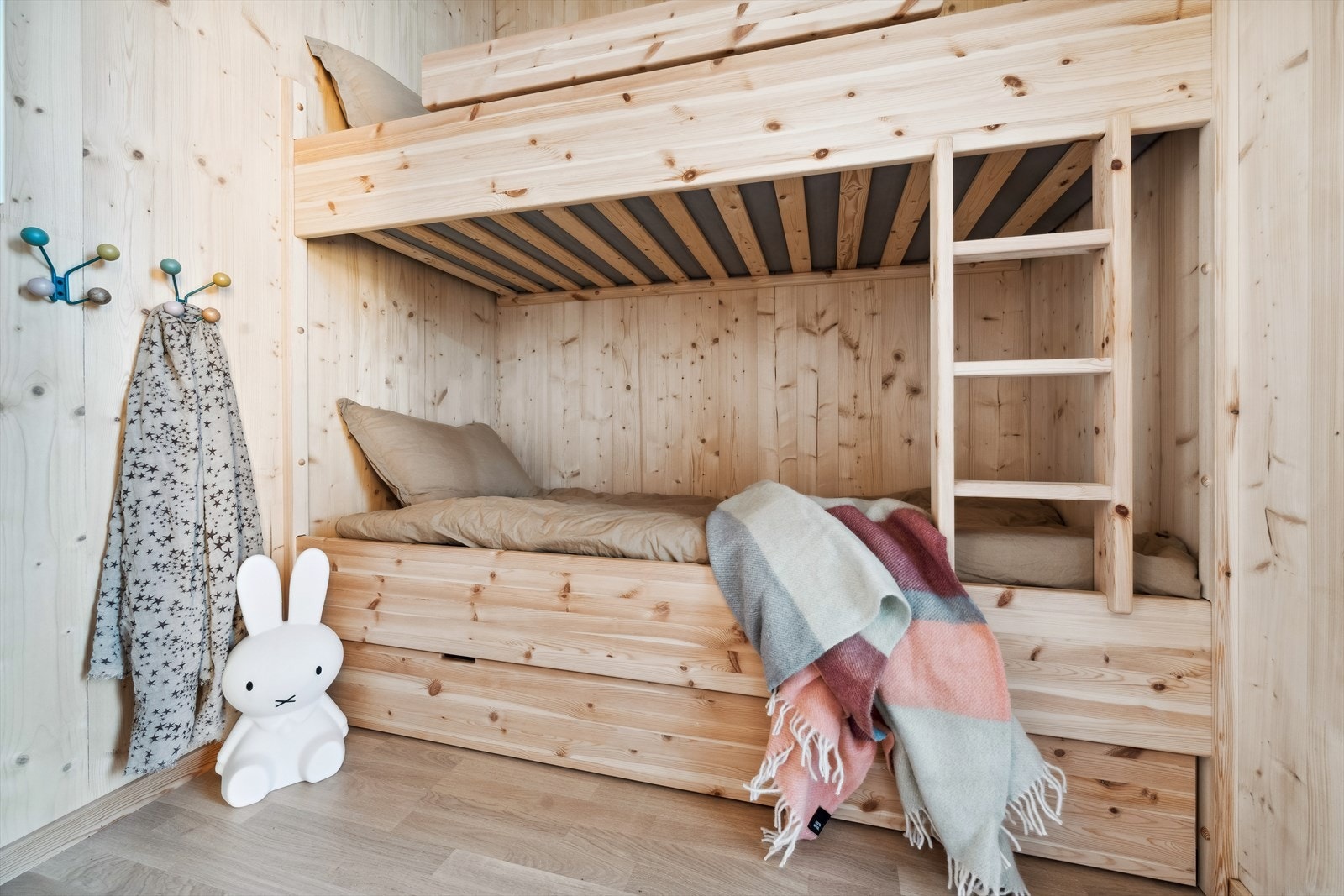 Soverom 2 med praktisk plassbygd køyeseng med oppbevaringsskuff under sengen. Galleribilde