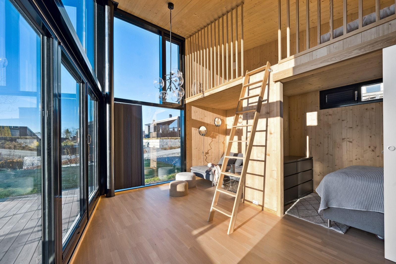 Hytta har 2 soverom, samt en romslig hems. De store vindusflatene i stuen har tilpassede lameller og flyttbare plisségardiner. Galleribilde