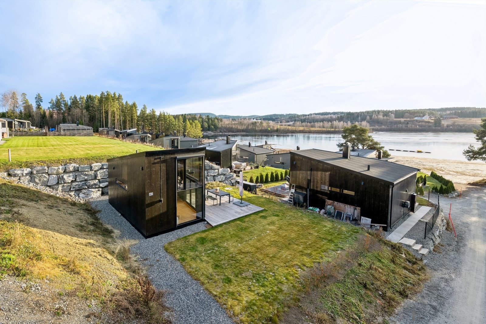 En kortreist og arealeffektiv helårshytte ved Glommas elvebredd med god beliggenhet på hyttefeltet i Nes strandhager. Galleribilde
