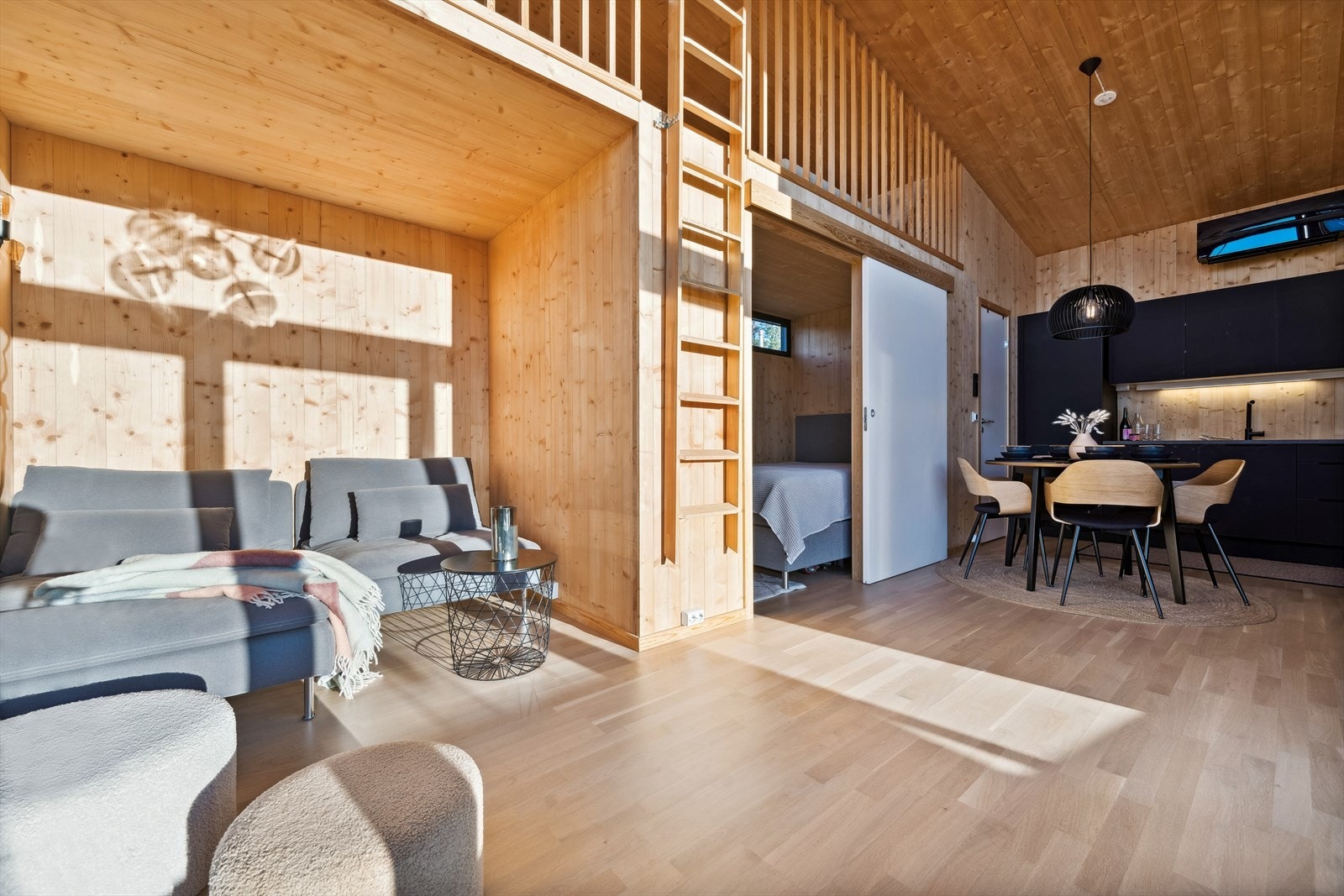 Romslig takhøyde som skaper en åpen og luftig atmosfære. Galleribilde