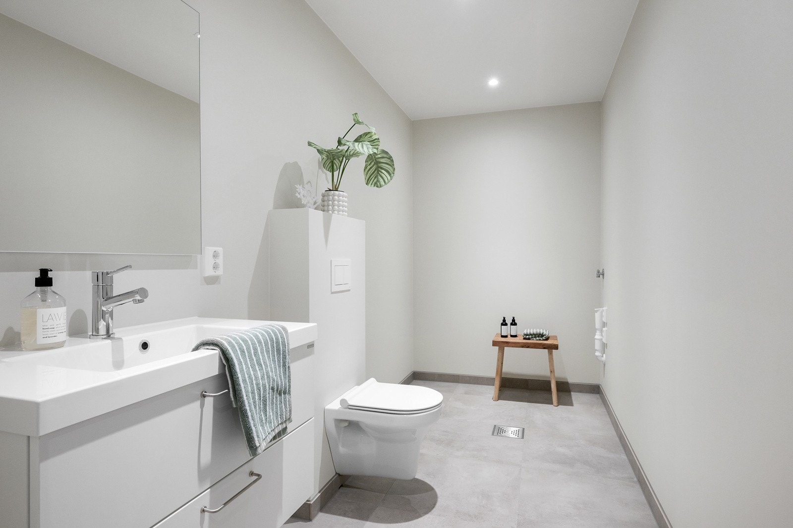 Separat vaskerom med toalett. Galleribilde